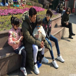 陆毅齐家游乐园玩耍 长腿一族温馨互动