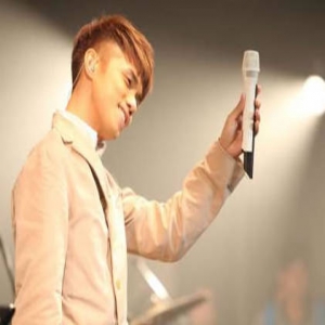 重提《歌手》被“封杀” 张敬轩跪地答谢观众