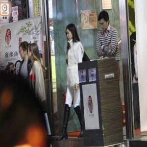 与男友当街吵架黑脸 文咏珊独自回豪宅(图)