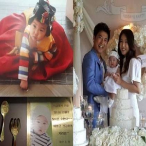 安在旭晒一岁宝宝 三口之家秀幸福