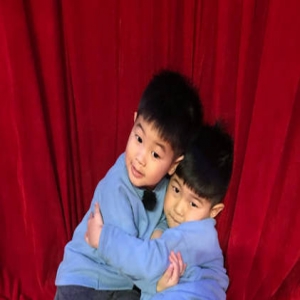 安吉与弟弟合影，“鲫鱼兄弟”越长越像了