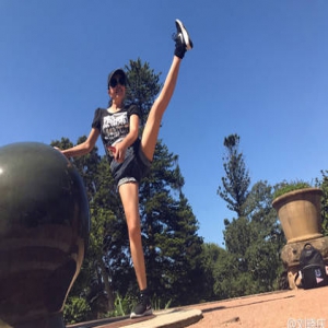 刘晓庆清凉健身赛少女 网友：这腿抬出新高度