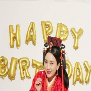 马苏凤冠霞帔喜迎本命 明星好友隔空祝福