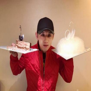 张继科手捧俩大蛋糕 过生日致谢粉丝