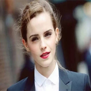 艾玛·沃特森车站摆摊“给建议” 一句话收2美元