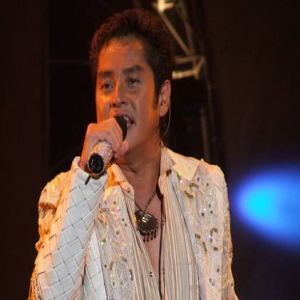 达明海报被下架 谭咏麟愿献下半身取代周杰伦肖像