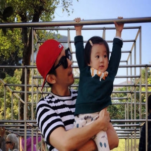 咘咘掌握了新技能 玩单杠姿势666