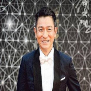 刘德华或下月初出院 目前能短时间坐在床头