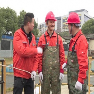 黄晓明泡粪水清垃圾 恶臭污泥淹过膝盖熏到发晕