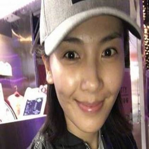 刘涛晒素颜照不化妆不美颜 对镜浅笑气色佳