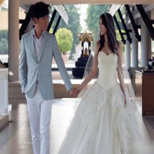 好甜蜜！伊能静紧牵老公手逛街 伺候秦昊血拼抢付钱