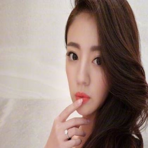 短裙秀美腿，这样的安以轩你见过吗？