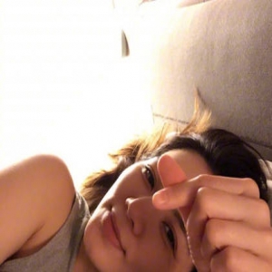 Ella秒变性感小女人 孕妈美得犯规