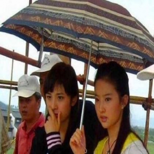 杨幂为刘亦菲撑伞犹如小助理？真相其实是…