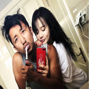 清晨七点半的狗粮！邹市明冉莹颖厕所刷牙如胶似漆