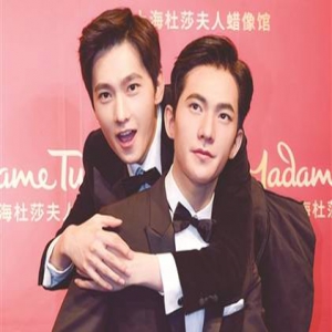 杨洋揭幕蜡像 婉转回应倒模传言