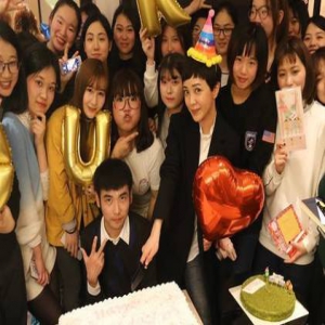 31岁生日和粉丝过 郭采洁对瓶吹酒真豪迈