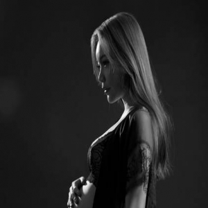 倪睿思现身机场腹部突起 大方承认已怀孕