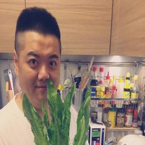 林子聪忙里偷闲为家人下厨 一桌好菜满满爱