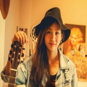 丁子玲怀抱吉他展歌喉 网友：耳朵怀孕了