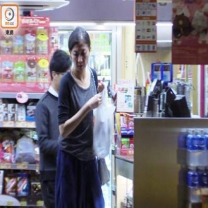 吴绮莉半夜犯酒瘾 打扮随意穿拖鞋入店“解馋”