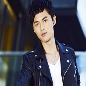 叶祖新恋情曝光？与张佳宁牵手喂食十分亲密