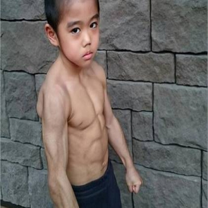 男童6岁练出全身肌肉 网友疯传：李小龙投胎(图)