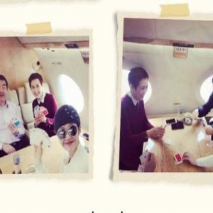 许晴林依轮约好友出游 私人飞机上玩扑克