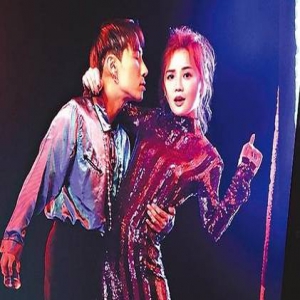 阿sa与异性好友亲密共舞 默契十足赛家人