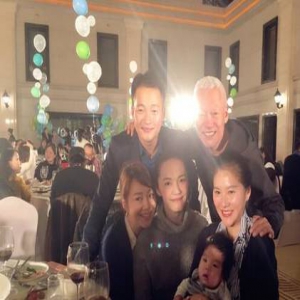 回忆杀！姚晨晒与吕秀才佟掌柜合影 引网友泪目