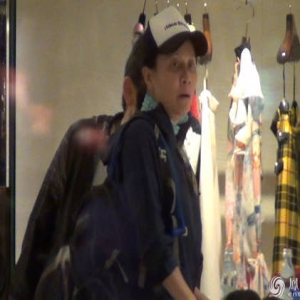 52岁刘嘉玲购物被拍 素颜出镜认得出吗？