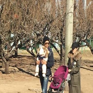 高云翔携妻女出游 抱娃姿势瞩目