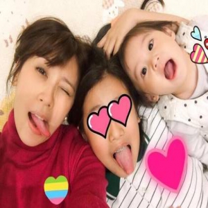 贾静雯携咘咘吐舌头扮鬼脸 称抱着女儿最减压