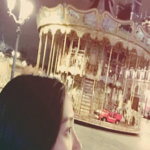 关晓彤晒素颜自拍装忧郁 独自坐旋转木马吃火锅(图)