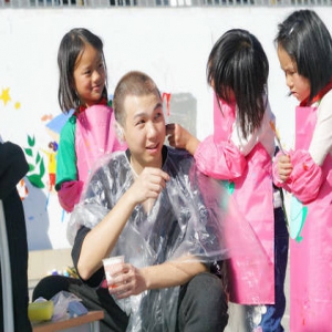 超耿直！白举纲为满足孩子心愿 剃白发染黑发