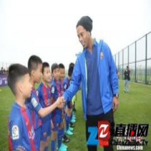 前世界足球先生小罗现身海口 与小球员亲密互动
