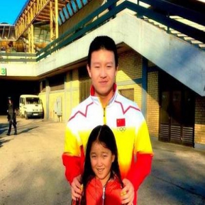 英达与梁欢小女儿罕见曝光 活泼可爱(图)