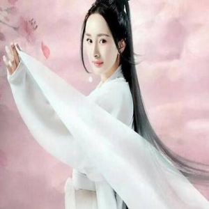 杨幂拍戏思念女儿 强势维护：别说我家人