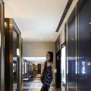 邱淑贞女儿越大越撩人 不过这鞋子太尴尬(图)