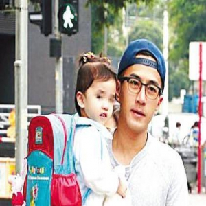 杨幂女儿小糯米获赞很有表演天分 更黏刘恺威