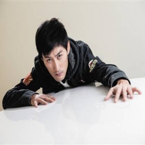 从赛车手到韩寒御用演员，他活得就像《乘风破浪》