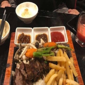 周杰伦的餐厅被曝生意冷清：饭巨难吃盘子也很破