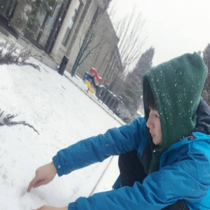 王源雪地撒欢踢雪球 一脚踢穿屏幕浑身是雪