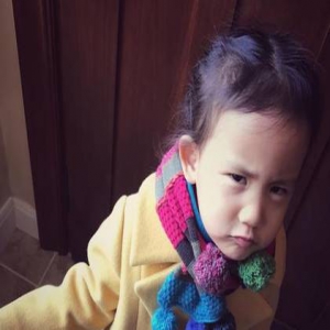 孙莉晒小女儿撇嘴生气模样 网友：生气也可爱