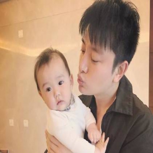 李小璐一家同框董璇爱女 贾乃亮被嫌弃