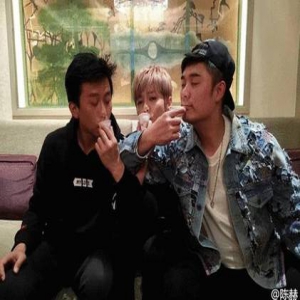 陈赫与邓超鹿晗喝交杯酒：为了更美好的将来！