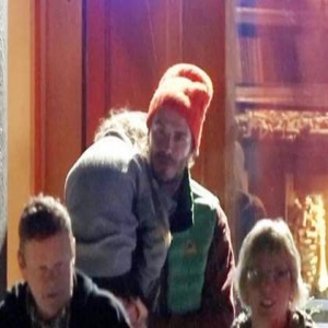 女儿趴在肩头睡着 小贝单手抱娃毫不费力