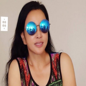 刘晓庆晒黑了！昔日白皙不再 自嘲牛奶变酱油