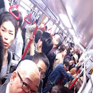 赌王之子挤地铁上班 确定不是假的富二代？