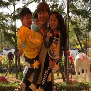 董力两手抱仨娃 告白阿拉蕾：永远是我第一个女儿